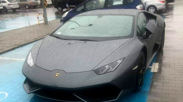 Nic nie tłumaczy zajęcia dwóch miejsc jednocześnie