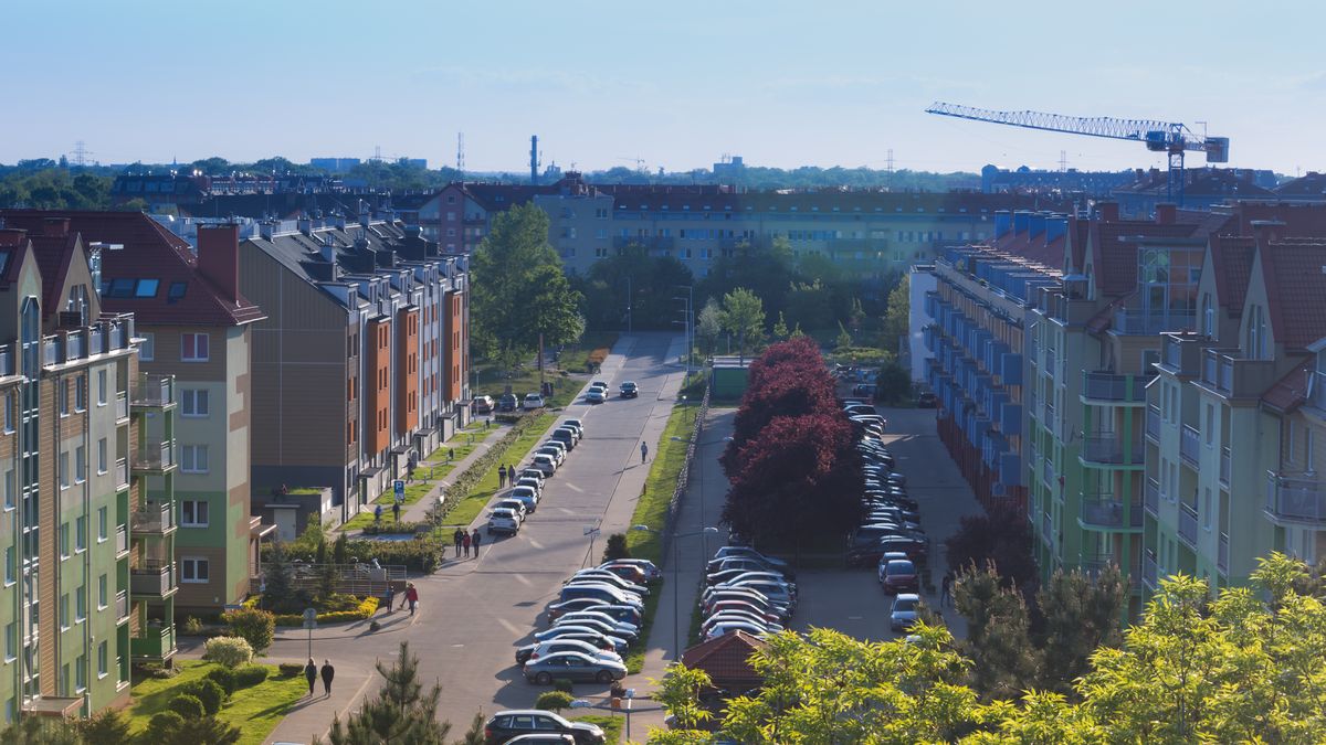 Wrocław, bloki mieszkalne, ulica i zaparkowane samochody