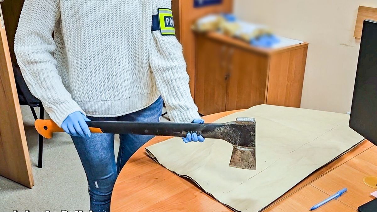 Zaatakował siekierą policjantów