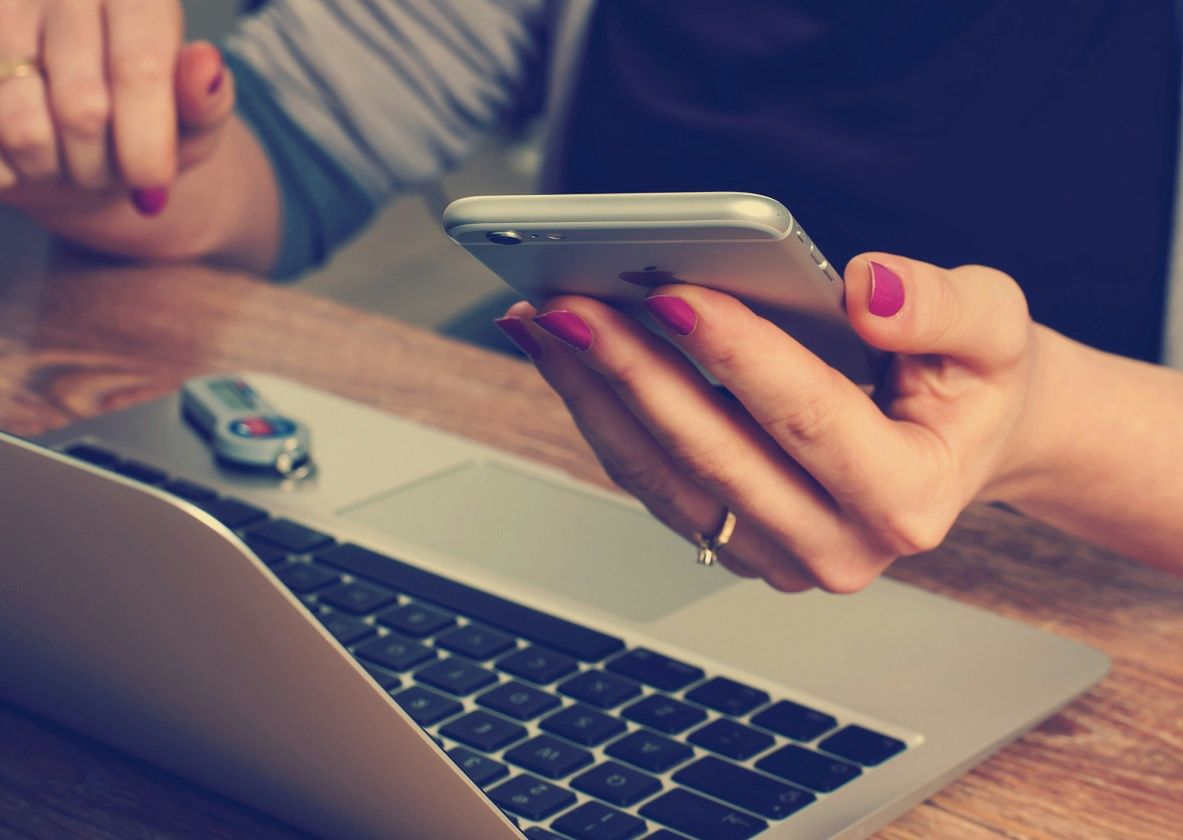 Zakupy ważniejsze od newsów. Po to Polacy korzystają z internetu