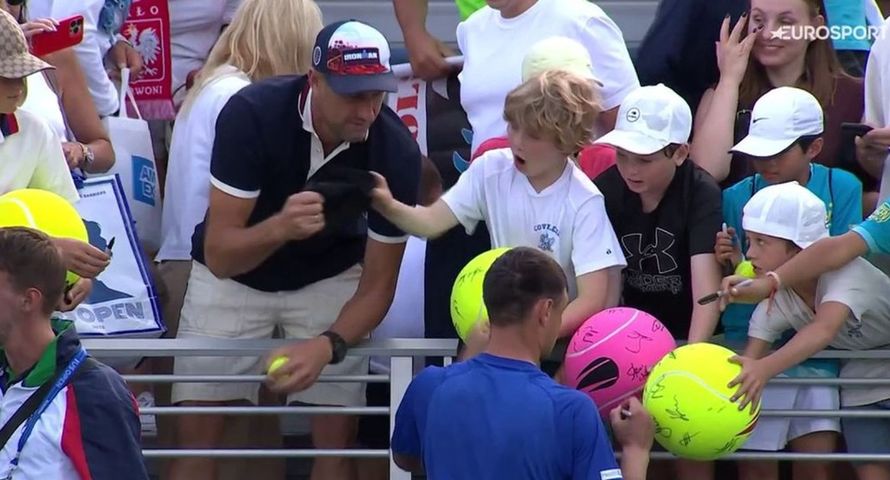 Te marki rządzą na TikToku w Polsce. Viralem czapeczka z US Open