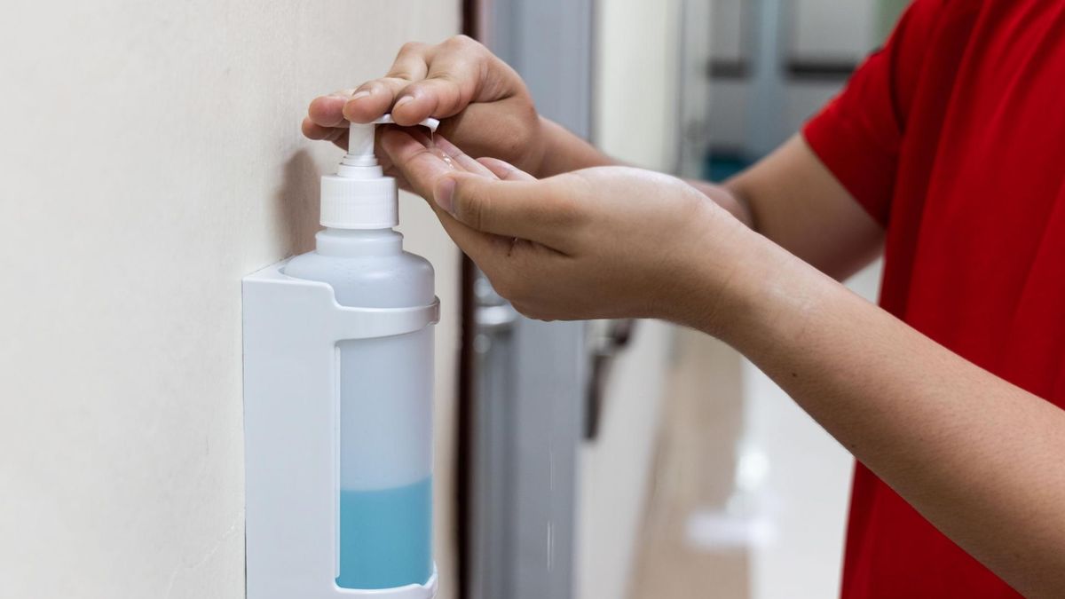 Etanol (alkohol etylowy) znajduje się między innymi w płynach do dezynfekcji rąk i powierzchni.