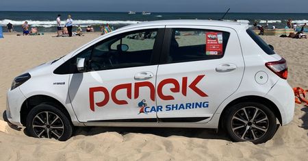 Zdjęcie z polskiej plaży. Kierowca auta w popłochu brał nogi za pas