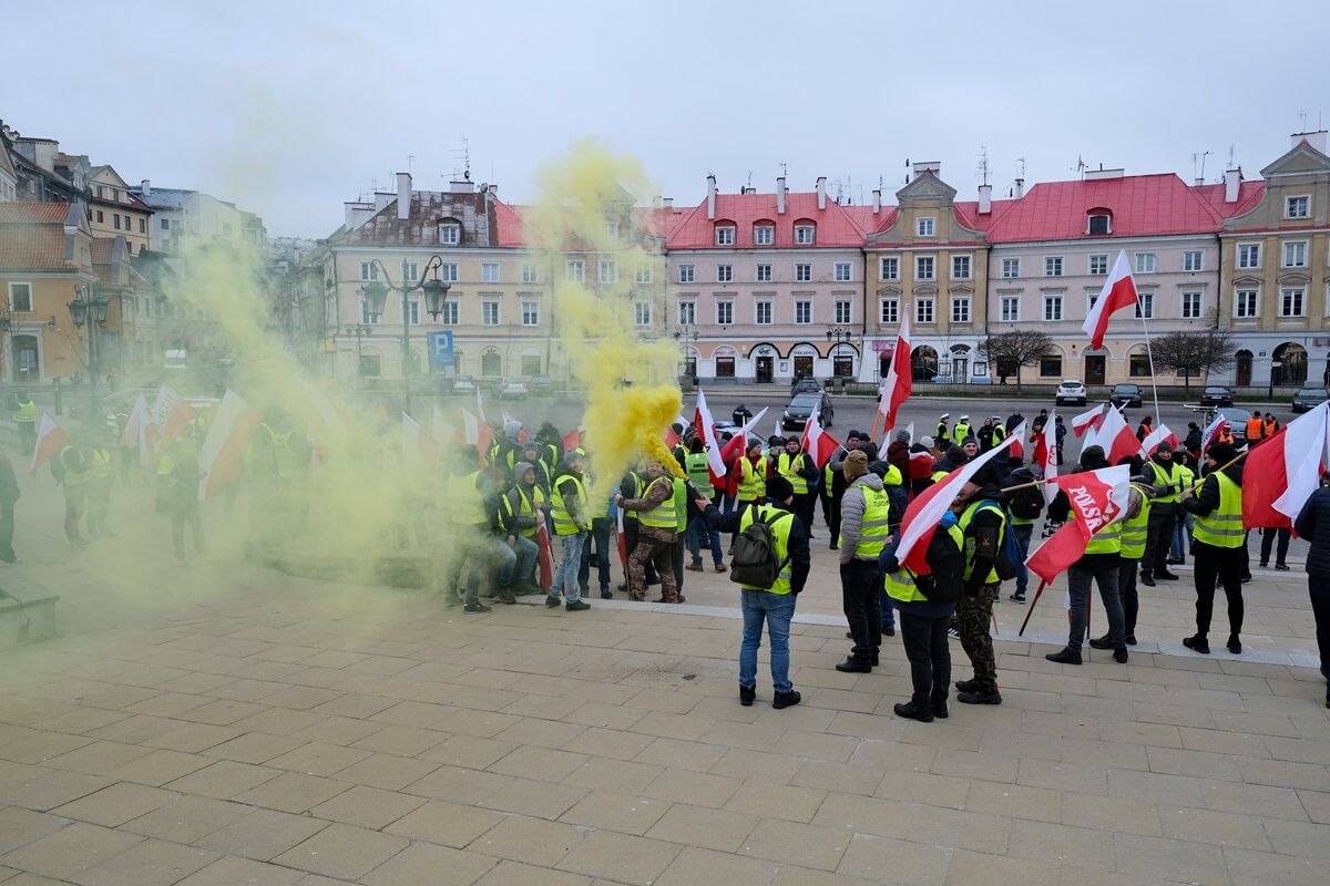 Przemarsz rolników z placu Zamkowego pod Lubelski Urząd Wojewódzki w Lublinie