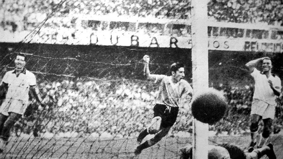 Alcides Ghiggia zdobywa bramkę dla Urugwaju ustalającą wynik meczu na 2:1 w finale z Brazylią w 1950 r.