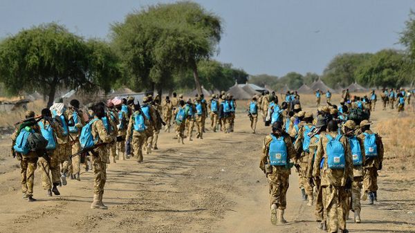 Żołnierze SPLA (Sudan People''s Liberation Army) z plecakami UNICEF-u