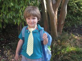 Chłopiec idzie do szkoły