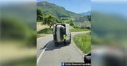 Przewoził na pace vana auto. Słowaccy policjanci nie wierzą własnym oczom