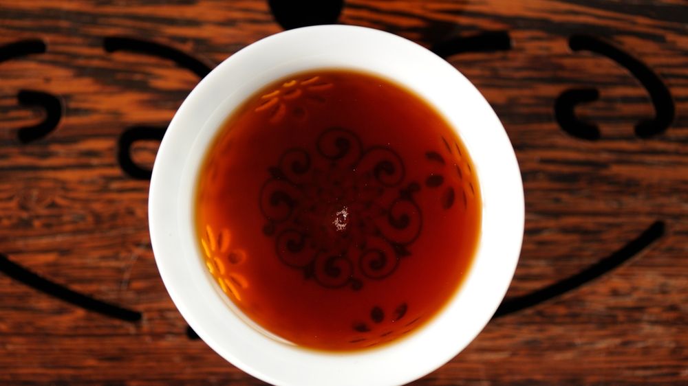 Napój odtruwający organizm z czerwoną herbatą