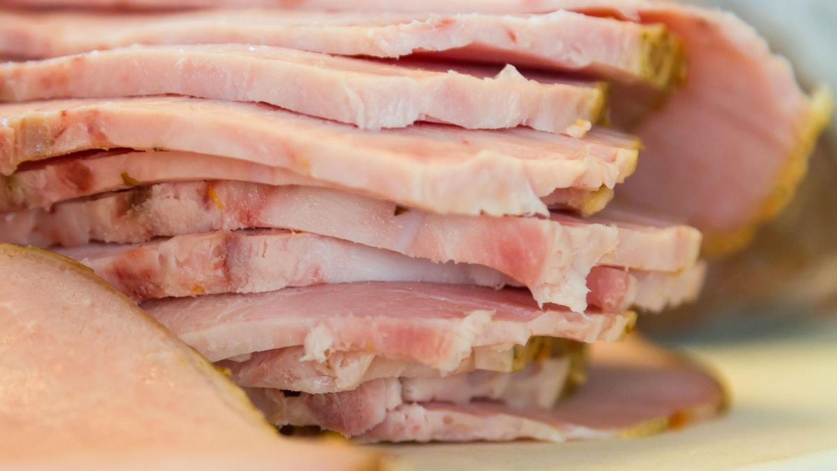 Dlaczego wędlina jest różowa? Powód nie zachęca do jedzenia