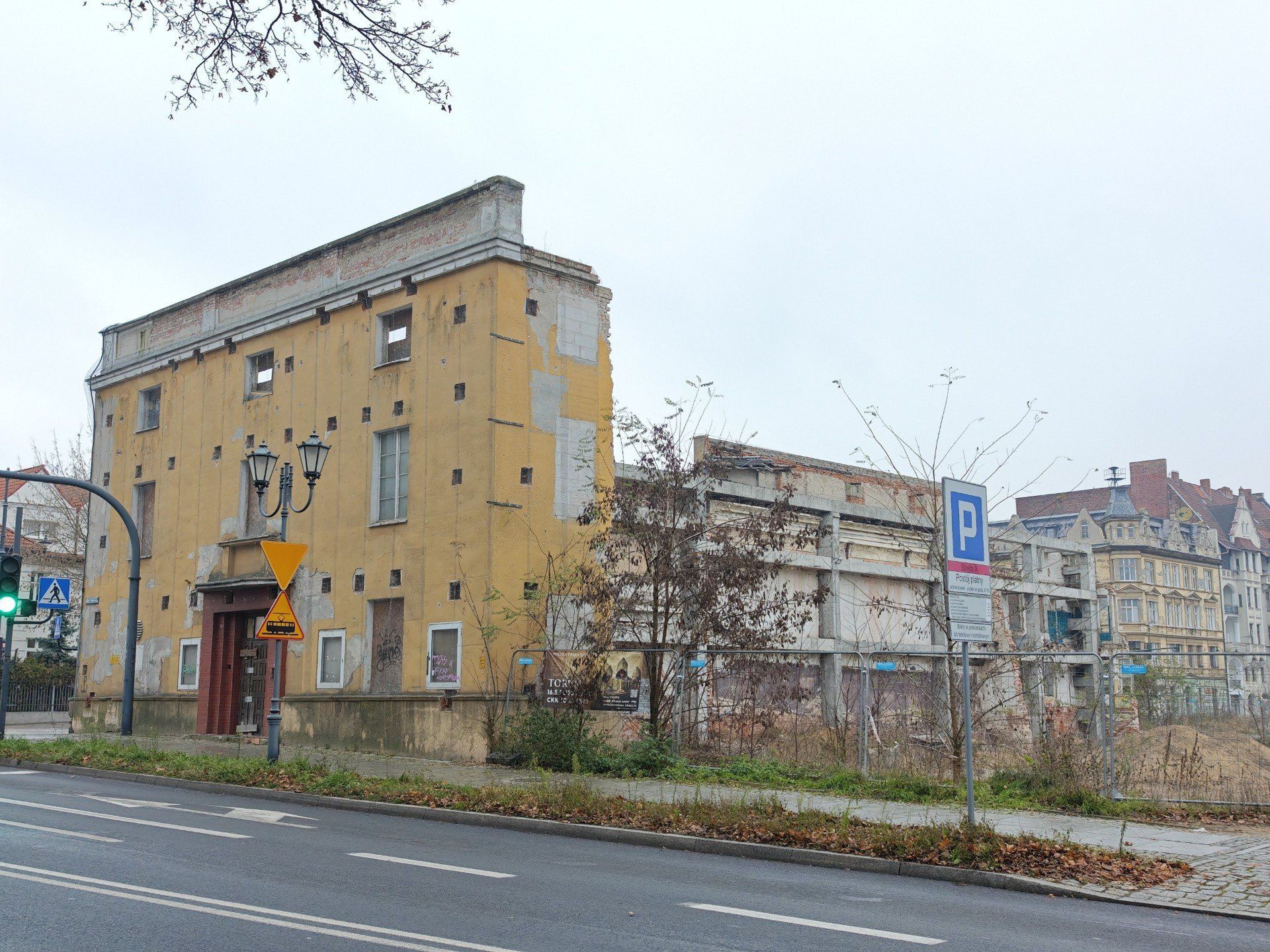 Przy ul. Warszawskiej, po dawnym kinoteatrze &#34;Grunwald&#34; powstanie nowa siedziba Teatru Muzycznego w Toruniu. Chętni ją zaprojektować zgłosili się z całego kraju, a nawet z Londynu. Szczegóły: w tekście.