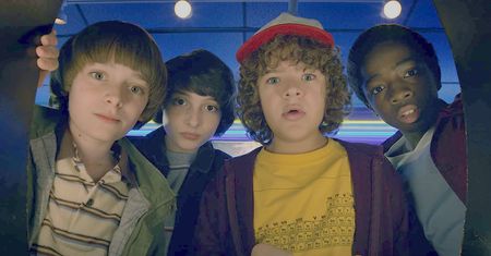 Gwiazdor "Stranger Things" dorabia w restauracji. Poznają go nawet w masce