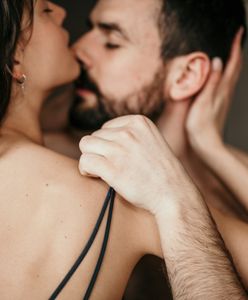 Gra erotyczna sposobem na rutynę w związku. Odkrywaj karty i wykonuj pikantne zadania