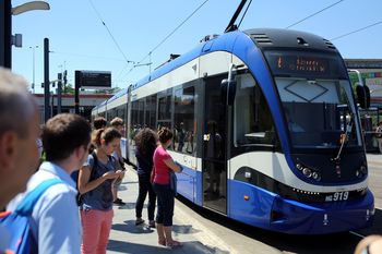 Kraków: Kiedy bilet w jednej cenie na tramwaje, autobusy i pociągi? W Warszawie się da, w Krakowie wciąż nie można