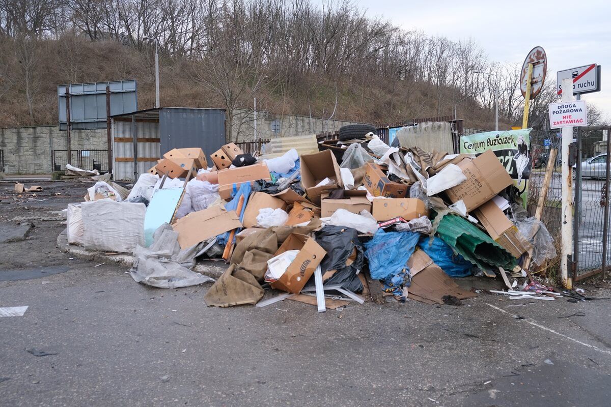 Porządkowanie terenu po targowisku przy ul. Ruskiej w Lublinie