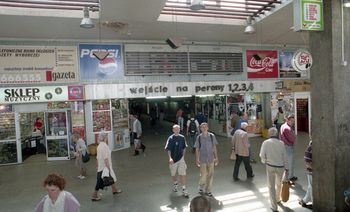 Dworzec PKP w Katowicach 25 lat temu. Dziś nikt nie tęskni za tym klimatem, ale betonowy "Brutal" miał swój urok. Kto go jeszcze pamięta?