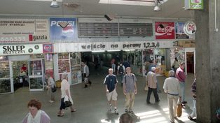 Dworzec PKP w Katowicach 25 lat temu. Dziś nikt nie tęskni za tym klimatem, ale betonowy "Brutal" miał swój urok. Kto go jeszcze pamięta?