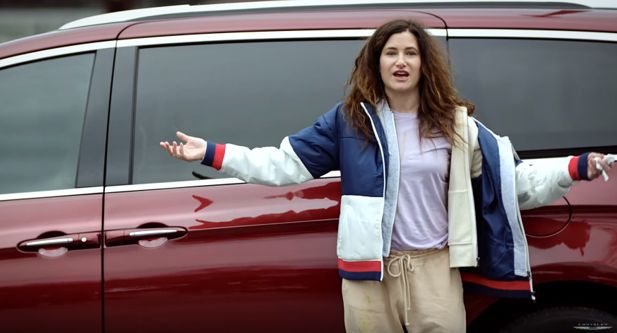 Kathryn Hahn reklamuje samochody Chrysler