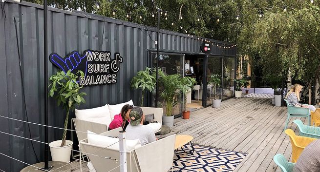Przestrzeń coworkingowa TikToka działa na plaży w Jastarni