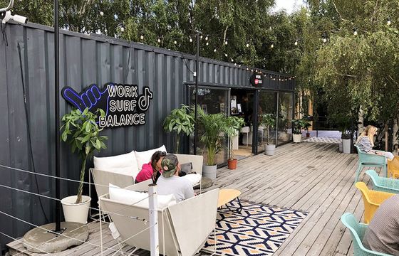 Przestrzeń coworkingowa TikToka działa na plaży w Jastarni