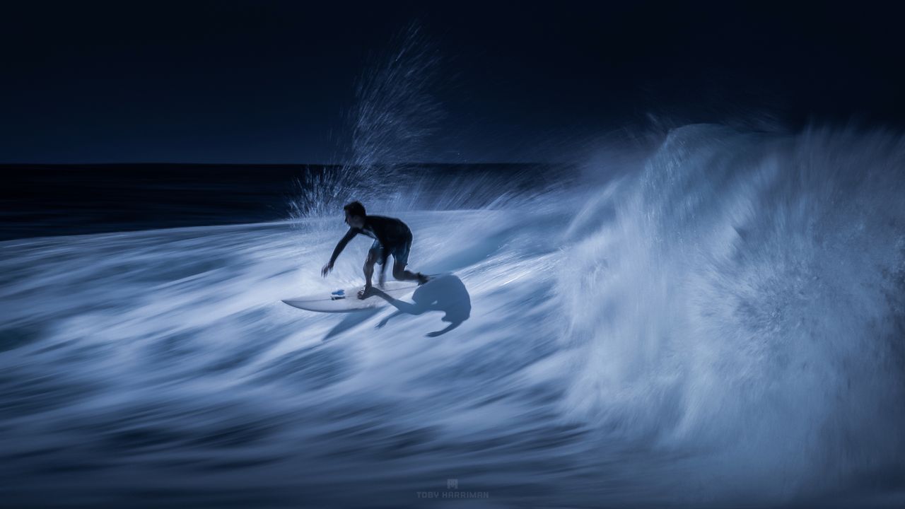 Długie ekspozycje w fotografii surfingu nie są często spotykane, ale to nie jedyny powód dlaczego zdjęcia Tobiego Harrimana przykuwają uwagę. Dzięki wprowadzeniu monochromu zdjęcia wyglądają jakby były zrobione w nocy.