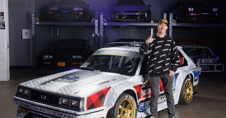 900-konne Subaru GL Wagon gotowe na Gymkhanę. Za kółkiem Travis Pastrana