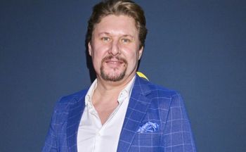 Odszedł z teatru w atmosferze skandalu. Dziś spełnia się w warsztacie