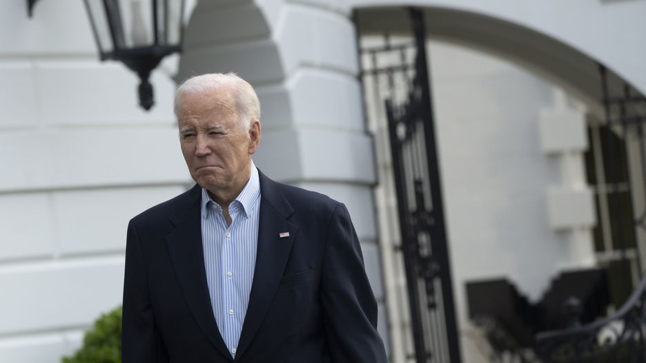 United States President Joe Biden walks towards reporters as he departs the White House to visit tornado damaged parts of the state of Mississippi, in Washington, DC, USA, 31 March 2023. EPA/Chris Kleponis / CNP / POOL Dostawca: PAP/EPA.