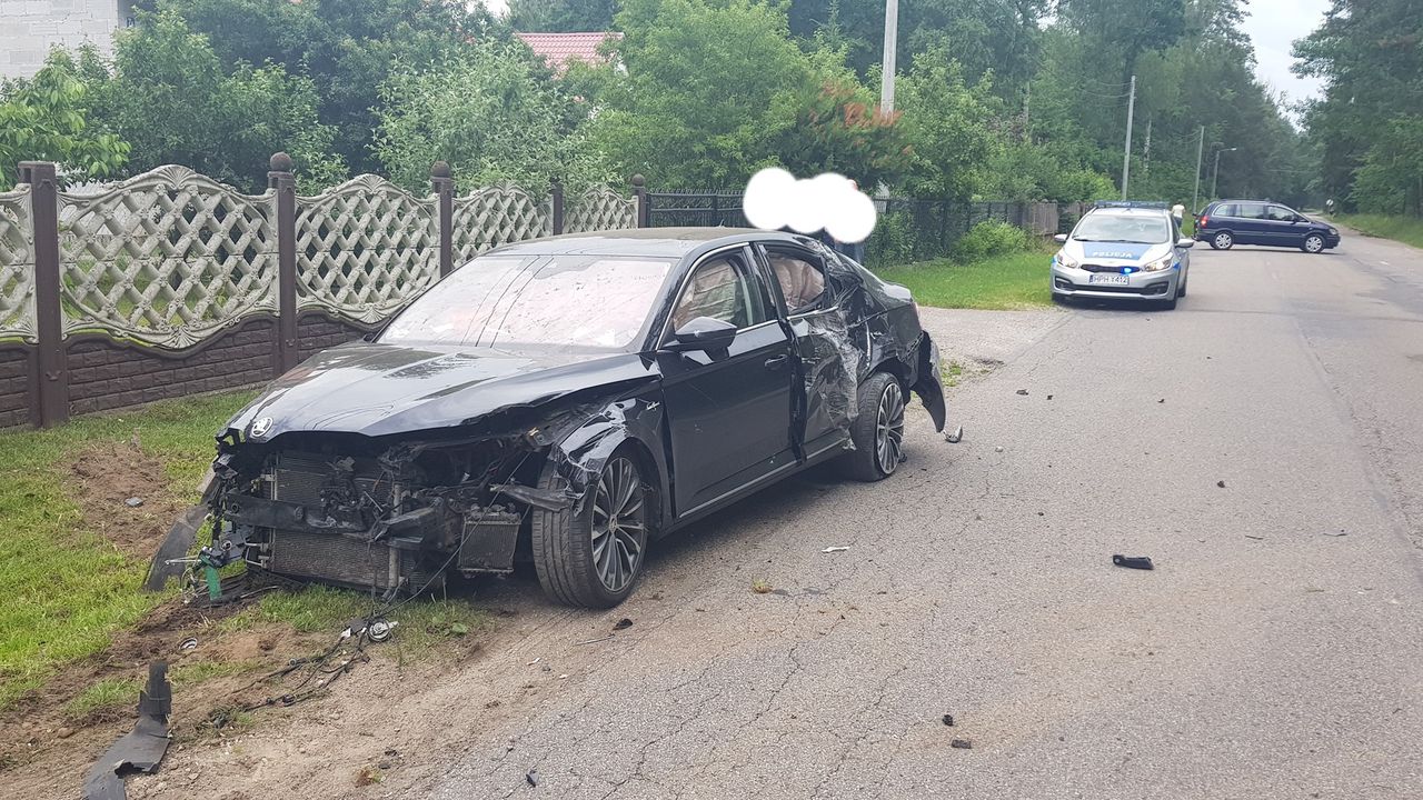 Działacz PiS rozbił auto żony. Miał sądowy zakaz prowadzenia pojazdów