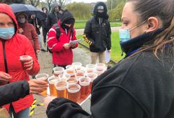 Szczepienie bez zapisu. Ulewny deszcz we Wrocławiu. Kolejka chętnych mniejsza niż w sobotę
