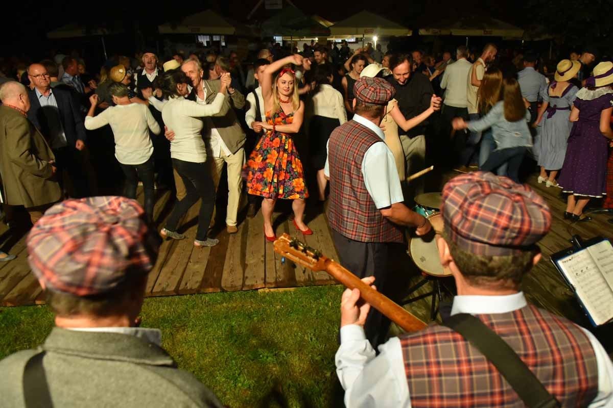 Potańcówka w skansenie, zabawa na parkiecie