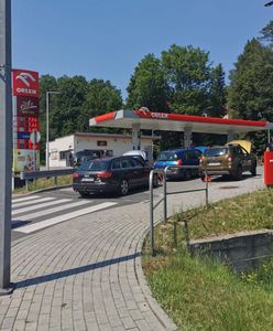 Protest kierowców. Na Orlenie samochody zablokowały wjazd na stację paliw