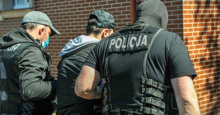 Policja rozbiła grupę oszukującą metodą "na Blika". Postawiono ponad 200 zarzutów