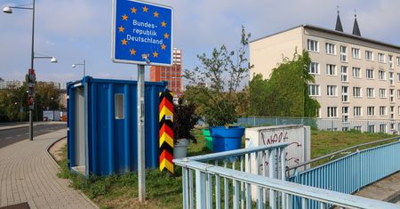 Niemcy zaostrzają kontrole. Czy rzeczywiście "przerzucają migrantów"?