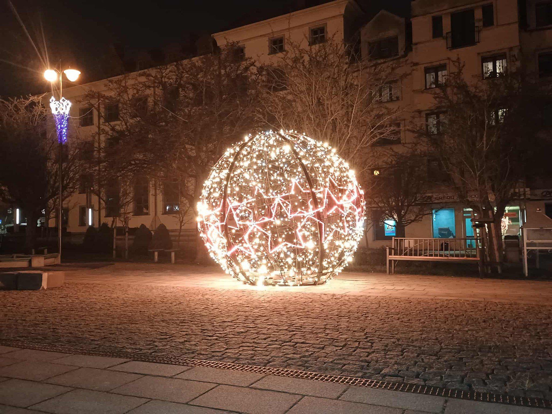 Gigantyczne bombki zdobią główny plac maista