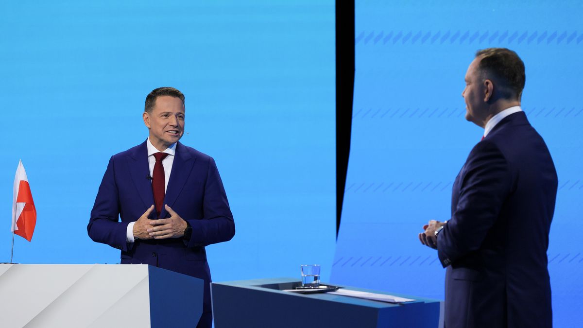 Warszawa, 23.05.2025. Wybory Prezydenta RP 2025 - kampania przed II turą. Kandydat Komitetu Obywatelskiego, popierany przez PiS prezes IPN Karol Nawrocki (P) i kandydat KO w wyborach prezydenta RP, prezydent Warszawy Rafał Trzaskowski (L) na debacie przed II turą wyborow prezydenta RP, transmitowanej przez trzy ogólnopolskie stacje ? TVP, TVN i Polsat, w Warszawie, 23 bm. (ad) PAP/Paweł Supernak