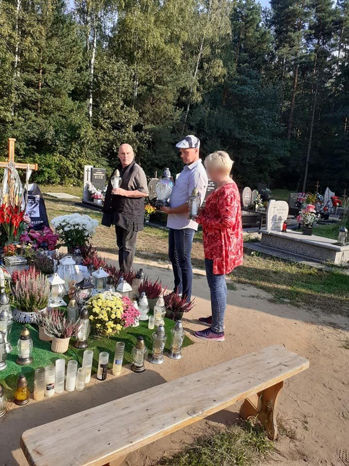 Krzysztof Krawczyk junior i Marian Lichtman odwiedzają grób Krzysztofa Krawczyka