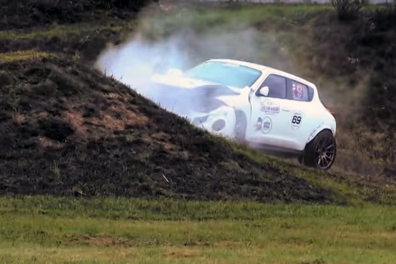 Nissan Juke-R rozbity po efektownym locie [wideo]