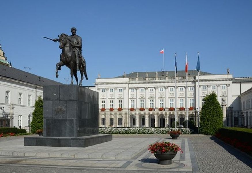 Wtargnął na teren Pałacu Prezydenckiego i oblał farbą pomnik Poniatowskiego