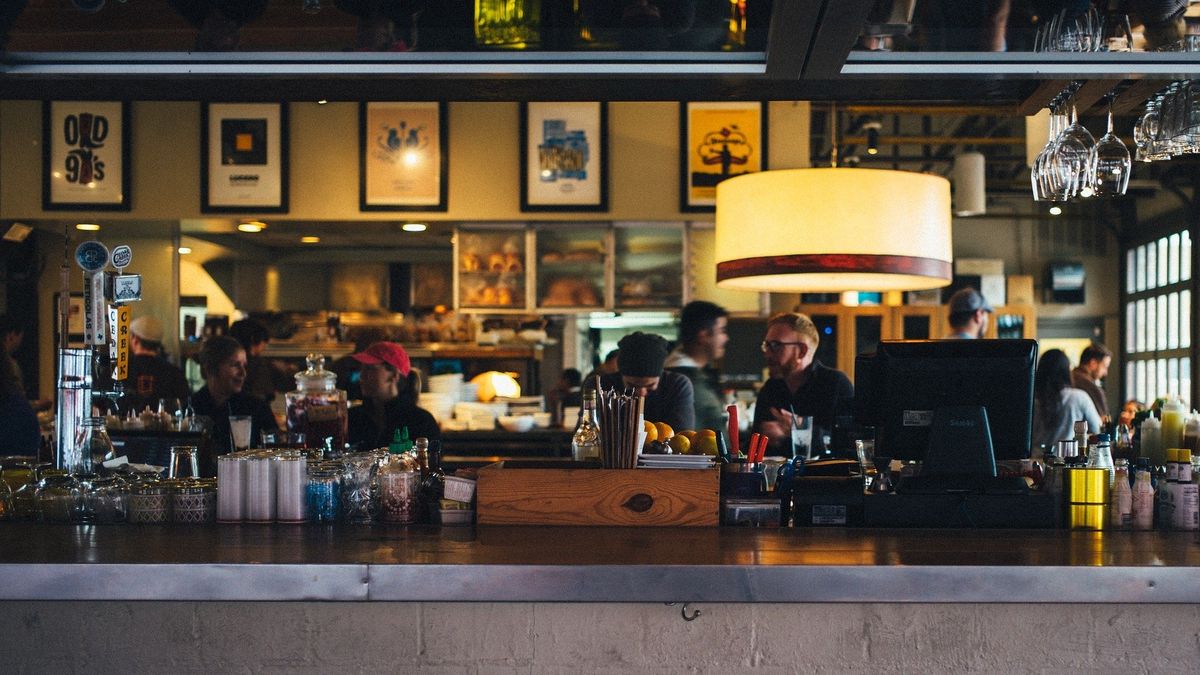 Koronawirus w Polsce. Nowe obostrzenia. Zamkną kina i puby?