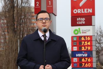Koniec tańszego tankowania. Motyka: CPN będzie obowiązywał do końca sierpnia