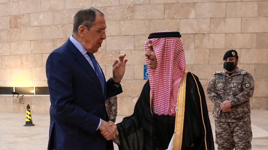 A handout photo made available by the press service of the Russian Foreign Affairs Ministry shows Russian Foreign Minister Sergei Lavrov (L) and Saudi Arabia's Minister of Foreign Affairs Prince Faisal bin Farhan Al Saud (C) shaking hands during their meeting in Riyadh, Saudi Arabia, 31 May 2022. Russian Foreign Minister is on a working visit to Saudi Arabia. EPA/RUSSIAN FOREIGN AFFAIRS MINISTRY / HANDOUT MANDATORY CREDIT HANDOUT EDITORIAL USE ONLY/NO SALES Dostawca: PAP/EPA.