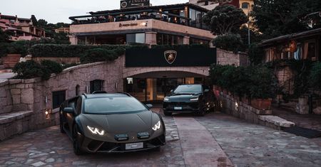 Jedni z wakacji przywożą ciupagę, inni lamborghini