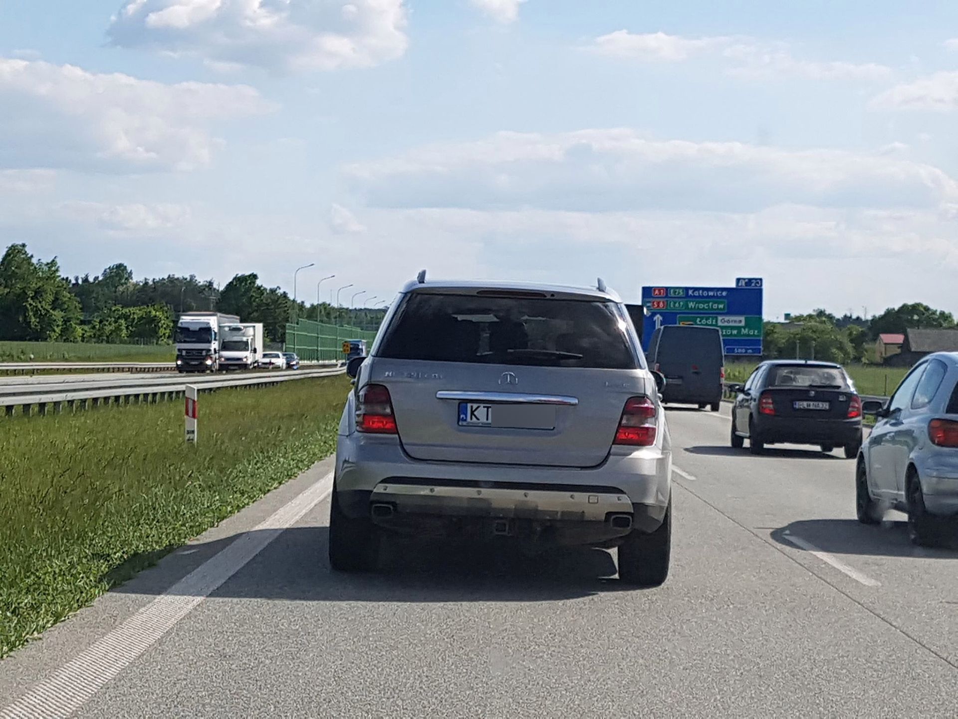 Drugi bohater mojego tekstu - starszy pan w Mercedesie ML, który robił wszystko, by znaleźć się 10 metrów bliżej ciężarówki prowadzącej korowód aut na lewym pasie.