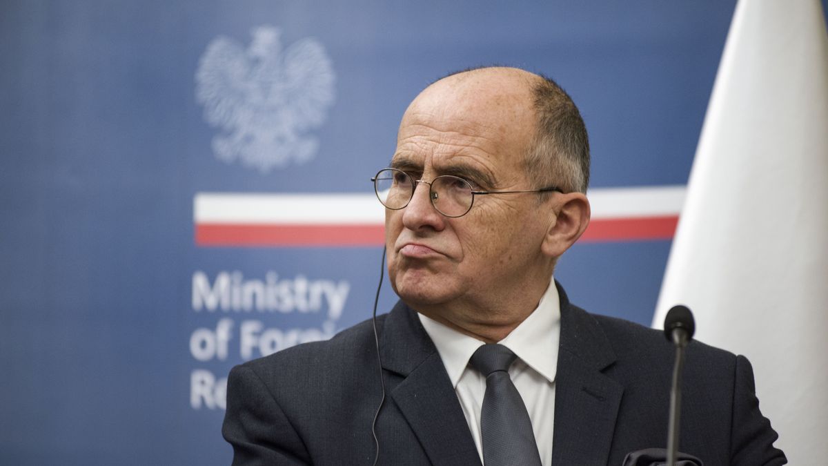 Na zdjęciu Zbigniew Rau w trakcie konferencji prasowej