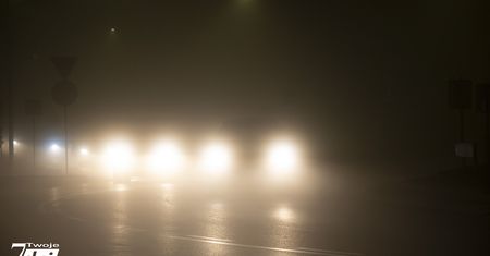 Trudne warunki na drogach. Mgła ogranicza widoczność