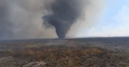 Pożar nadal szaleje w Biebrzańskim Parku Narodowym. Pojawiły się wiry ognia