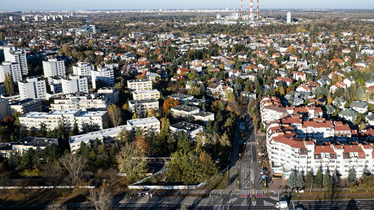 PHN jest m.in. właścicielem terenu, na którym stoi "Zatoka czerwonych świń" w Warszawie (bloki w lewej części kadru)