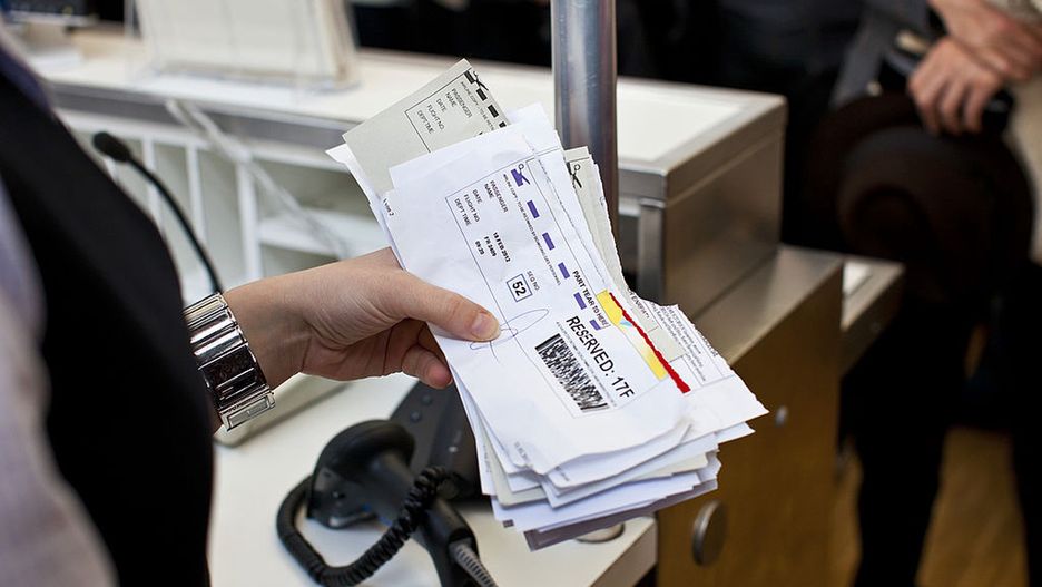 Pasażer przed wejściem na pokład samolotu - zdjęcie poglądowe