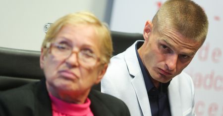 Mama Tomasza Komendy czuje się upokorzona. Ostro skomentowała decyzję prokuratury: "Zniszczyli nam życie i są bezkarni"